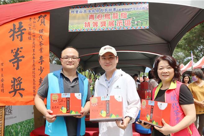 今阿里山農會春茶競賽成績公布，由現代茶業李少夫獲阿里山農會烏龍組特等獎，立委陳冠廷特地向李少夫一家道賀。（呂妍庭攝）