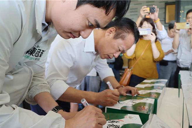 應得獎茶農邀請，嘉義縣長翁章梁、立委陳冠廷在得獎茶盒上簽名。（呂妍庭攝）