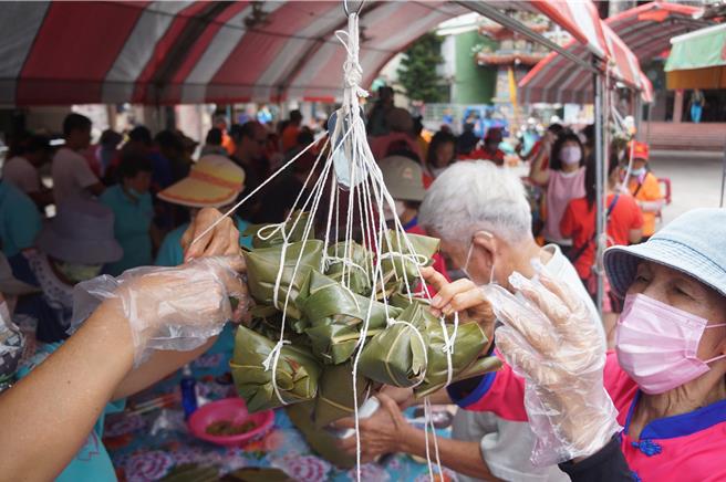 2024屏東好客米食節1日、2日在佳冬老街舉行，現場有百人包粽子。（羅琦文攝）