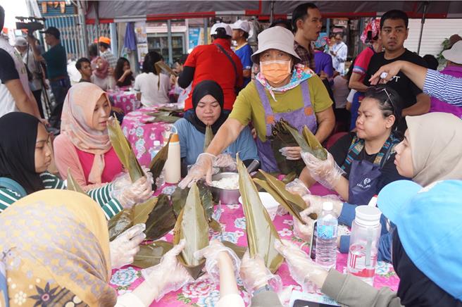 屏科大來自印尼的學生也前來體驗包粽子文化。（羅琦文攝）