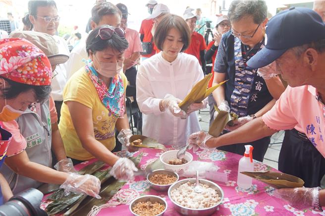 屏東縣長周春米（中）也一起包粽子。（羅琦文攝）