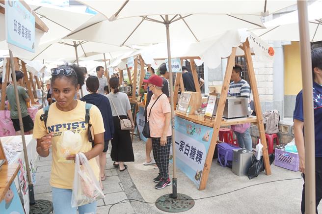 屏東好客米食節還有50攤的夥房市集。（羅琦文攝）