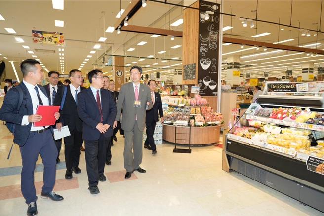 黄伟哲市长与熊本县知事木村敬一起视察台湾场会场。(台南市政府提供／曹婷婷台南传真)