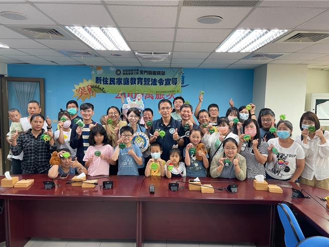 移民署南区事务大队金门县服务站今日特别邀请手作老师指导新住民制作「得天独鲎」造型香包，提早欢庆端午佳节。（图／移民署提供）