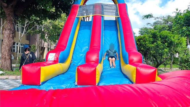 「2024台東縣議會慶端午活動－Fun粽水樂園」今（1）日上午登場，小朋友樂玩氣墊滑水道。（蕭嘉蕙攝）