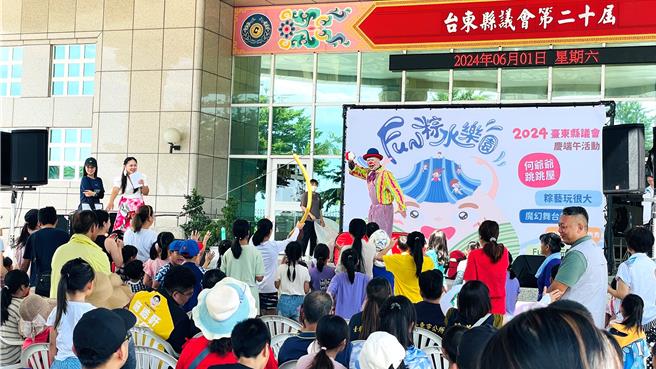 「魔幻舞台秀」邀請小丑氣球人表演，驚奇有趣，小朋友看得目不轉睛。（蕭嘉蕙攝）