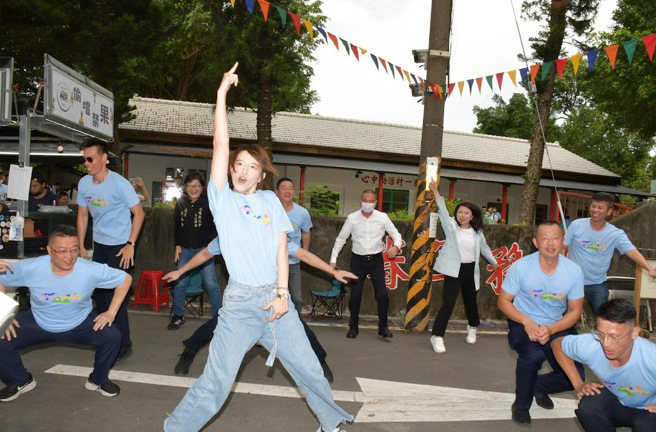 雲林縣警局辦今(1)日警察節活動，局長李建民(左一)與警局同仁們一同挑戰「16蹲」。（圖／警方提供）