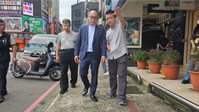 基隆市议长童子玮（中）昨日邀请工务处养护工程科等单位，到吉祥大楼一带会勘骑楼整平情形，未来期待能让「步行城市」在基隆早日完善。（童子玮办公室提供／徐佑升基隆传真）