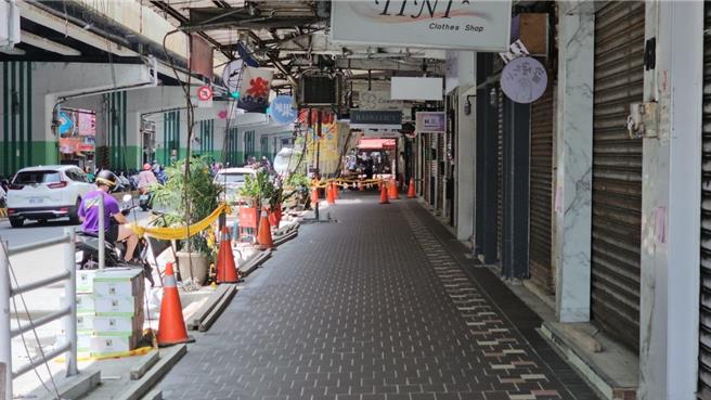 基隆市议长童子玮昨日邀请工务处养护工程科等单位，到吉祥大楼一带会勘骑楼整平情形，未来期待能让「步行城市」在基隆早日完善。（童子玮办公室提供／徐佑升基隆传真）