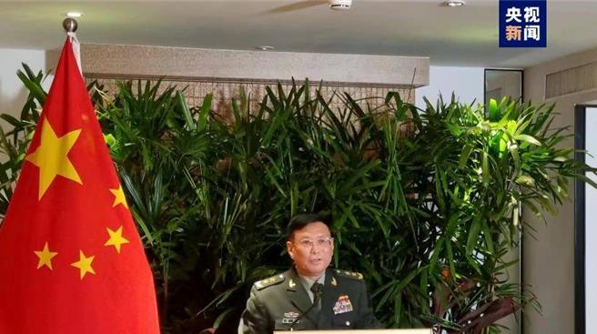 菲律宾又发涉南海言论，中方请菲方先回答四个问题。图为何雷在第21届香格里拉对话会期间吹风会发言。（大陆央视）