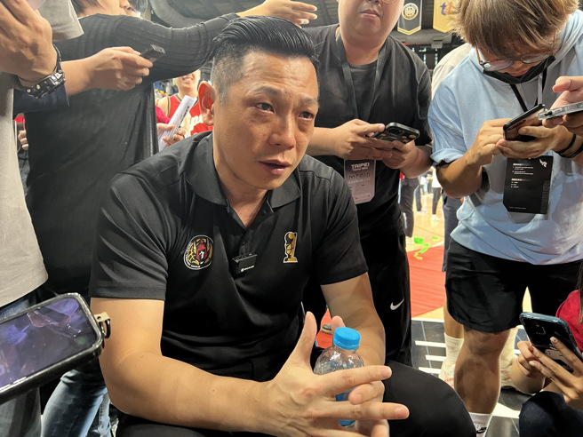 許皓程訪問到最後突然淚崩。(黃及人攝)