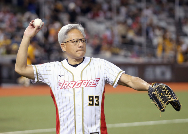 中职味全龙1日出战中信兄弟，开球嘉宾辉达执行长黄仁勋在场边练球。（范扬光摄）