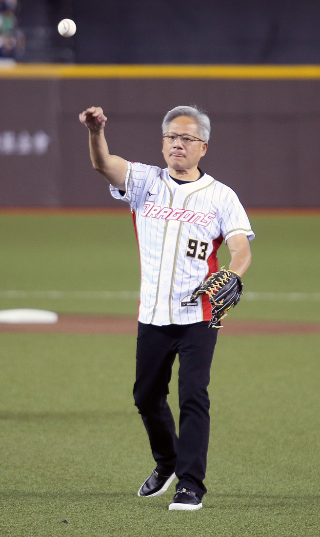 中职味全龙1日出战中信兄弟，辉达执行长黄仁勋担任开球嘉宾。（范扬光摄）