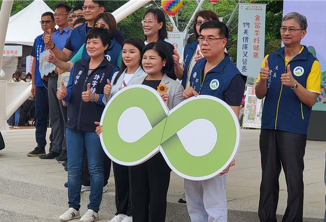 環境部長彭啟明（右二）與雲林縣長張麗善（右四）一起宣導減塑。（周麗蘭攝）