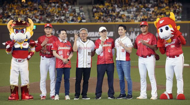 中职味全龙1日出战中信兄弟，开球仪式结束后味全龙林智胜（右二起）、台北市长蒋万安、研华创办人刘克振、辉达执行长黄仁勋、研华总经理张家豪及味全龙刘基鸿合影留念。（范扬光摄）