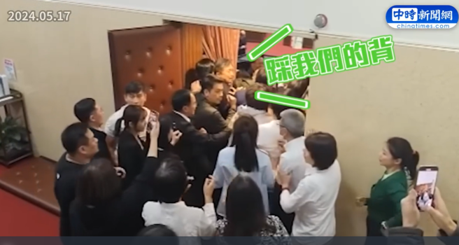 517立院衝突，民进党立委王定宇不断高喊「踩我们的背进去」，绿营立委把沈伯洋推上前去。（王鸿薇、中时新闻网）