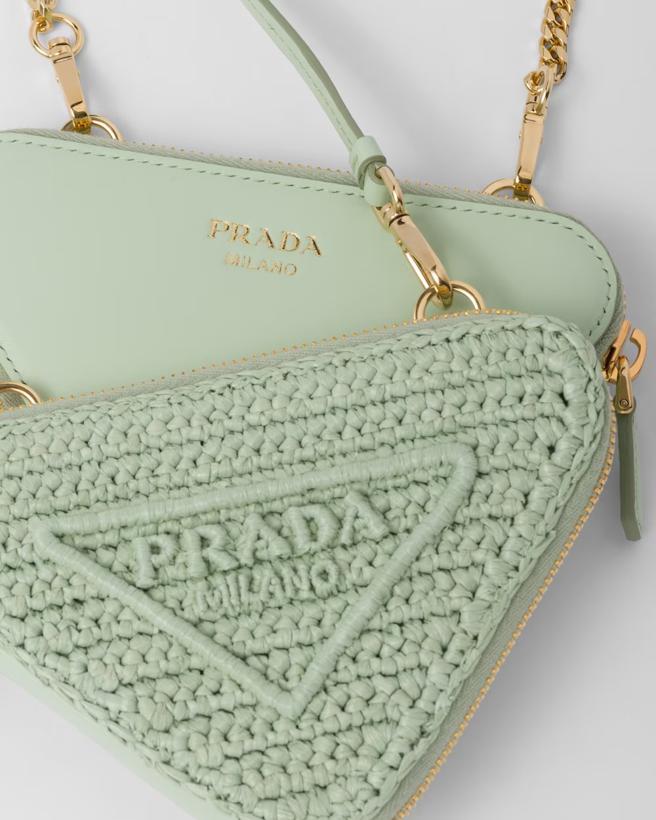 Prada 鉤织三角万用包，4万8000元。（Prada提供）