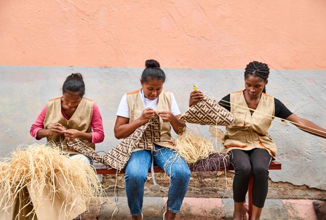 FENDI 与亚达加斯加社会企业Made For A Woman合作，选用当地棕梠树制作包款，并雇用当地工匠制作，实现品牌对于永续、社会关怀的承诺。（FENDI提供）