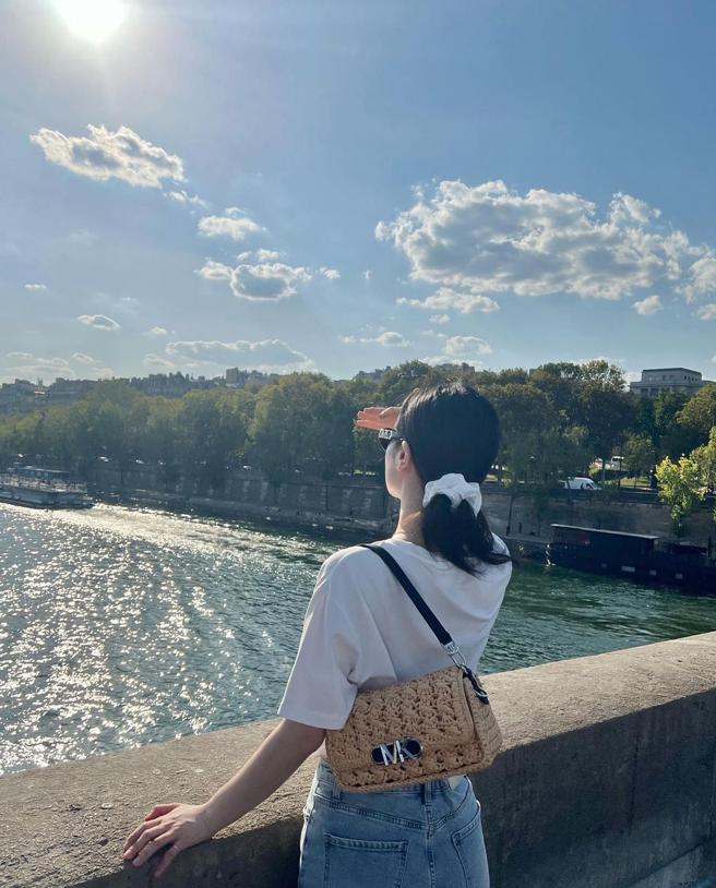 多贤以Michael Kors Parker拉菲草炼带包打造女神好感穿搭。（摘自多贤IG)