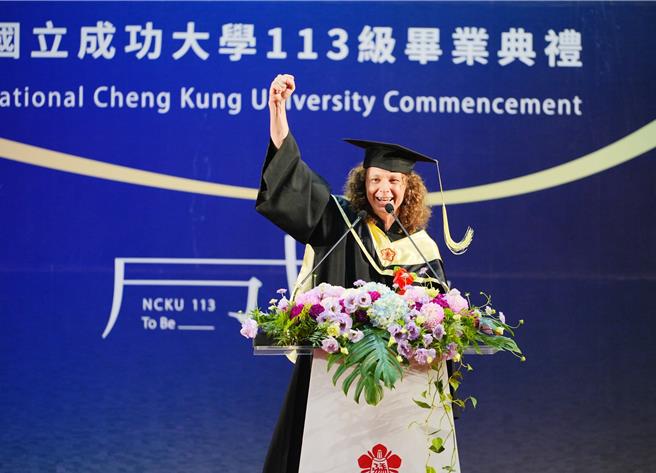 成大今天举行毕业典礼，爱沙尼亚毕业生汉默可全程以中文毕业感谢词。（成大提供／曹婷婷台南传真）