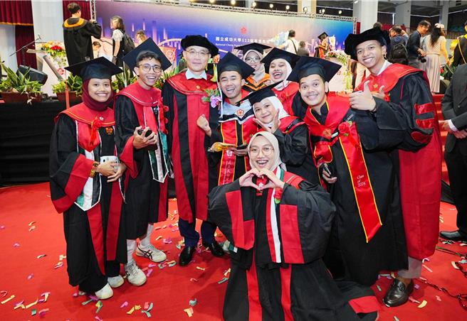 成大校长沈孟儒（后排左３）与毕业生合影。（成大提供／曹婷婷台南传真）