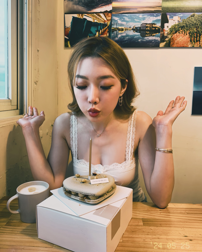 依依胸前中空庆生照曝光。（图／脸书 依依 陈依依Sherry）