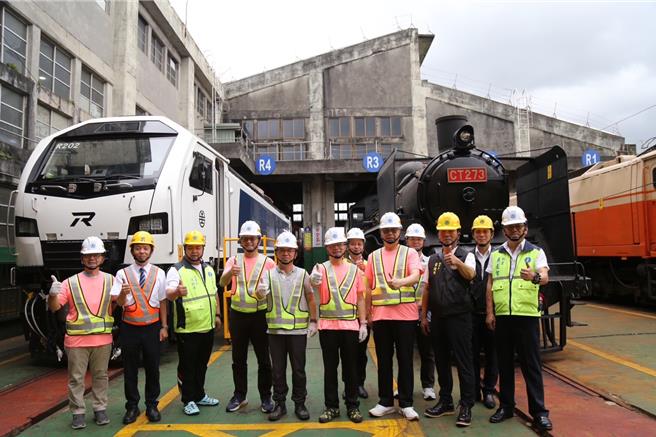 交通部長李孟諺前往花蓮機務段視察機班運作及車輛維修整備情形。（交通部提供／蔡明亘台北傳真）