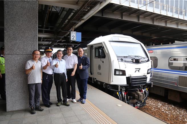 交通部長李孟諺搭乘台鐵公司新購R200型柴電車視察災損點。（交通部提供／蔡明亘台北傳真）