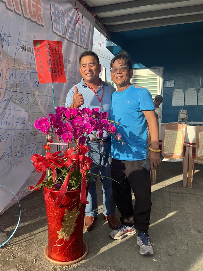 台東縣蘭嶼鄉議員補選，無黨籍、現任鄉公所農業課長董昌華（右）以374票當選。（民眾提供／蕭嘉蕙台東傳真）