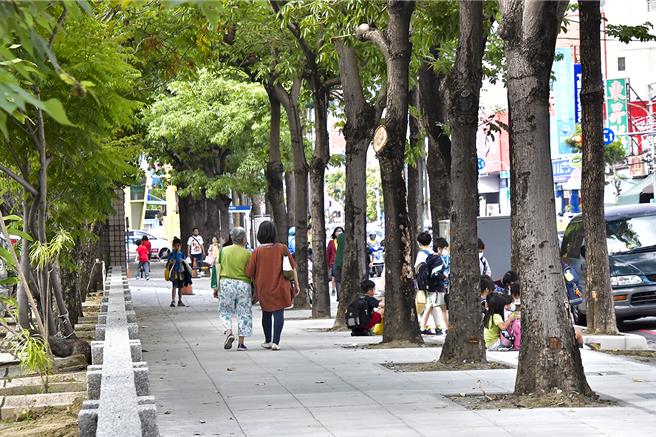 高雄新庄国小通学步道近日完成翻新，提供学生平整好走上学路。（高雄市工务局提供／任义宇高雄传真）