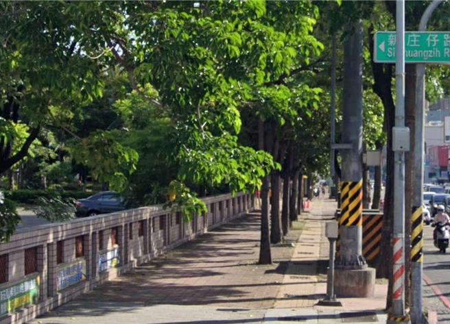 新庄国想原有通学步道破损老旧，加上树根横窜有影响通行安全之虑。（高雄市工务局提供／任义宇高雄传真）