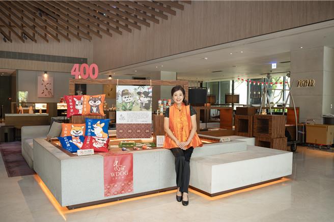 「文创艺角」2024年夏季展出「有狗爱台南400」，「WDOG汪来汪趣」执行长谢兆琳取「狗」的台语谐音「够」，表达对台南400的爱与祝福。（图／台南大员皇冠假日酒店）