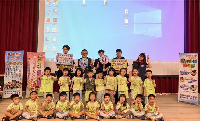 何嘉仁美语老师带领小朋友们前至芦竹警分局参访。（芦竹警分局提供）