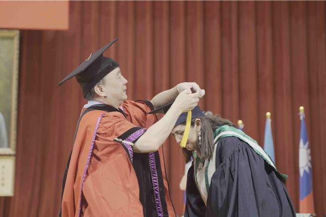 中正大学1日举办112学年度毕业典礼，祝福近3000位学子顺利完成学业，校长蔡少正替毕业生拨穗。（中正大学提供／吕妍庭嘉义传真）