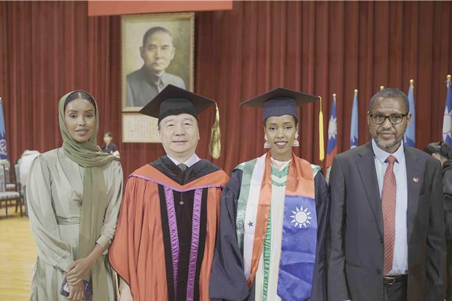 索马利兰共和国国会议员Rt. Hon. Omer Jama Farah（右一）特地来参加女儿（右二）毕业典礼，与校长蔡少正（左二）、毕业学生Mariam Jama Farah姐姐（左一）合影留念。（中正大学提供／吕妍庭嘉义传真）