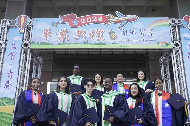 中正大学今天有来自亚洲、欧洲、南美洲、非洲等地区共93名境外学生毕业。（中正大学提供／吕妍庭嘉义传真）