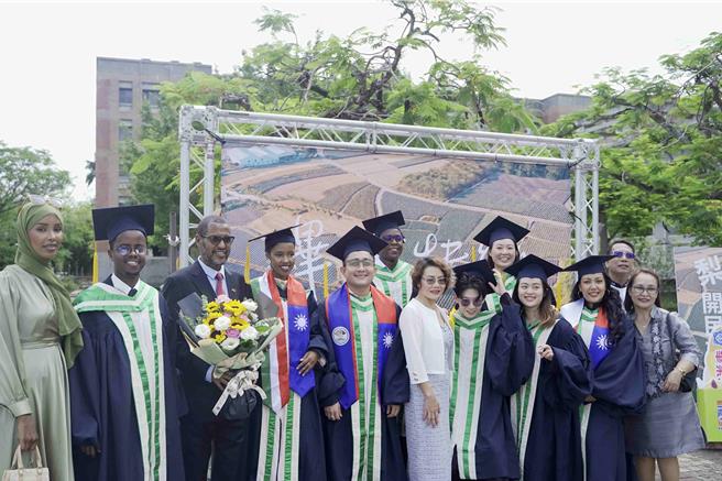 中正大学今天有来自亚洲、欧洲、南美洲、非洲等地区共93名境外学生毕业，境外生亲友团出席踊跃。（中正大学提供／吕妍庭嘉义传真）