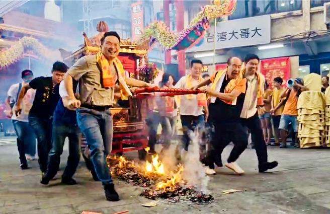 龙潭龙元宫6月1日于庙埕举办「万世永赖五谷爷-龙潭龙元宫，建庙二百年」庆典开幕式暨第三届神龙闹镇，副市长苏俊宾出席。（市府提供）