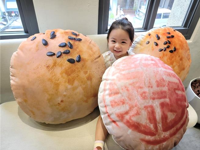 「新口味」快閃台北新光三越南西店，期間購買蛋黃酥禮盒，有機會將限量的巨無霸蛋黃酥抱枕帶回家。(新口味食品行提供)