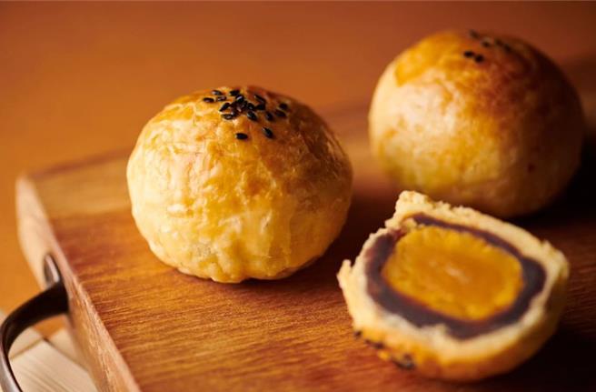 鹿港飄香35年的蛋黃酥名店「新口味食品行」，純手工製作的蛋黃酥，皮薄餡香，層次風味分明。(新口味食品行提供)