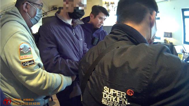 国中肄业黄男（左二）去年底假冒律师遭警方逮捕。（读者提供／曹婷婷台南传真）