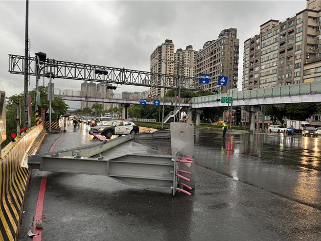 陈姓男子驾驶货车今（1）日下午5点多行经永和新北环快与环河东路口，因车身高度超出限高，整座限高门架被撞倒塌。（永和警分局提供）