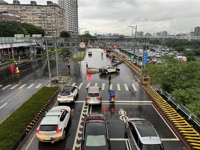现场严重大塞车，一路回堵超过3公里。（永和警分局提供）