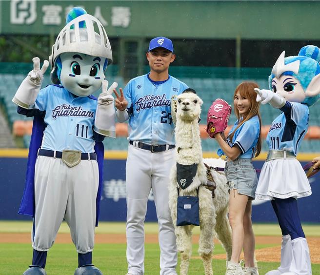 王宥忻今帶羊駝麥可現身球場為比賽開球。（固力狗提供）