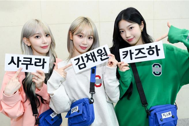 LE SSERAFIM的宫脇咲良（左起）、金采源、中村一叶玩游戏相当认真。（中天综合台提供）