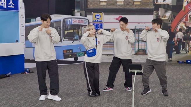 金采源（左二）化身严师教金钟国（左起）、池锡辰、梁世灿跳舞。（中天综合台提供）