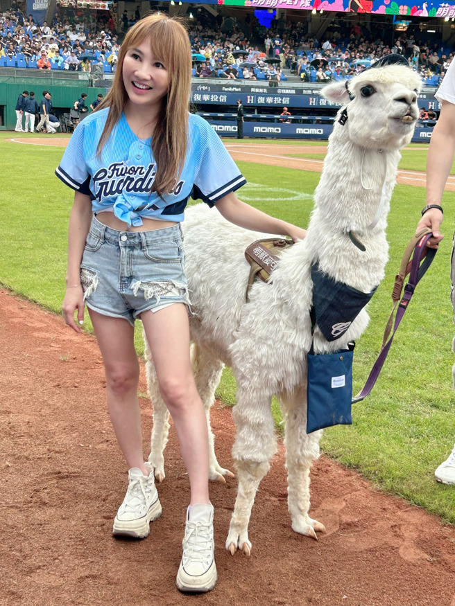 王宥忻帶著萌獸麥可站上新莊棒球場投手丘，擔任開球嘉賓。（固力狗提供）