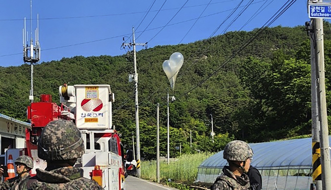 北韓5月28日、29日發送大量裝有糞便與垃圾的穢物氣球空飄進入南韓。圖為29日出現在南韓中部全羅北道茂朱郡（Muju）的糞便氣球。（資料照／美聯社）