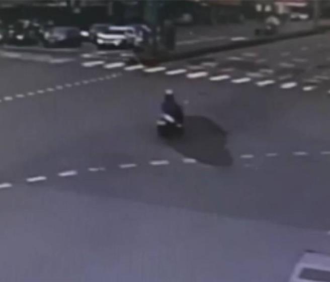 高雄市岡山成功路與岡山路七叉路口，昨晚出現長3公尺、寬1公尺的天坑，捷運局協助補好道路後，不料今日下午該處道路又裂開崩塌，造成一名6旬婦人騎車經過摔倒，頭部受傷送醫治療。（警方提供／林雅惠高雄傳真）