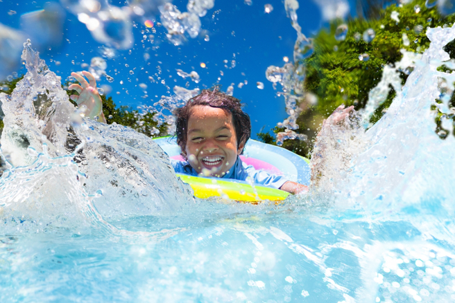 有妈妈好奇遇到雷雨时，户外游泳到底该不该离开水中，求助气象专家给答案。（示意图。shutterstock／达志）